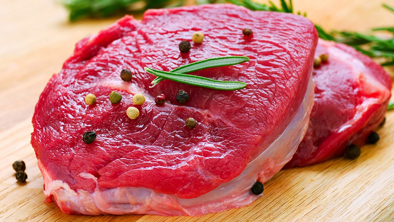 Thịt đỏ chứa sắt và đạm cung cấp thêm năng ượng cho bé