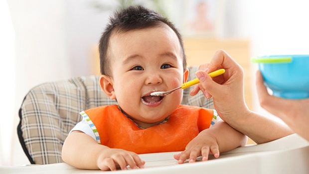 Trẻ em ngoài 6 tháng tuổi nên tập ăn dặm với rau củ, hoa quả