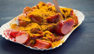 Xúc xích Cà Ri Currywurst - món ngon trứ danh nước Đức